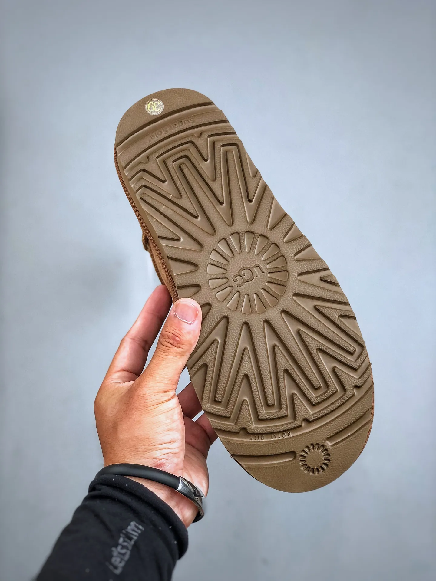 Local self-pickup💰520 supports store placement. The top version of ugg on the market. 25 new models. UGG Elea Slip-On. Thin and light slip-on. Home, office, air-conditioned room. Easy to match, super fashionable and long-leg welfare model. Produced by a large foreign trade factory in Guangzhou. Toe to insole. Genuine sheep fur integrated. Independent outer box packaging. Chip with waterproof technology. Different from any version on the market. Independently developed original outsole and cashmere insole to keep you warm in winter and suitable for home use. In recent years, uug has launched a style series that is partially geared towards the preferences of young consumers and has also moved to the forefront of fashion trends. Shoe body material Water-repellent coated suede upper 17 mm UGGPURE™ implanted wool insole Lightweight non-slip and comfortable rubber outsole With brand LOGO trademark Comes with a full set of packaging Size: 35-40